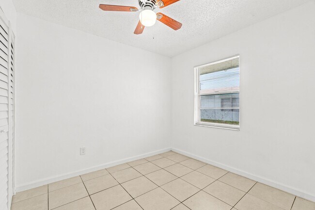 Building Photo - 4790 Gulfstream Rd