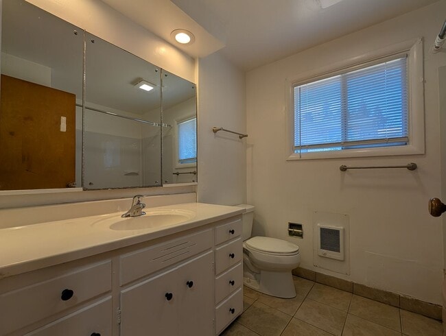 Building Photo - Spacious 2bd/1bth ~ w/ 1 Car Garage - Fantastic Location ~ Close to Everything!!
