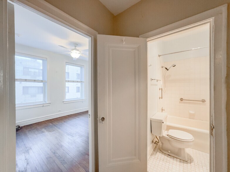 Building Photo - 1337 W Lunt Ave