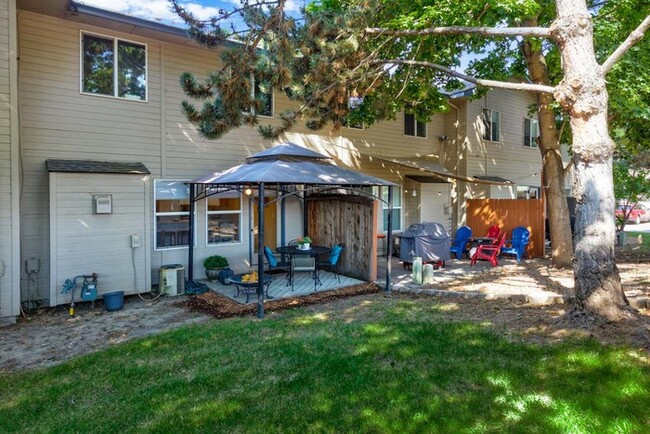 Building Photo - 3 Bed 2.5 Bath Townhome in Prime Boise Loc...