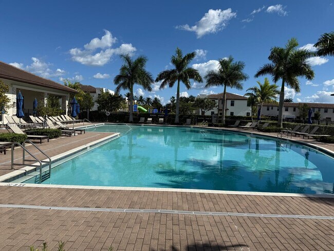 Building Photo - 805 NE 211th St