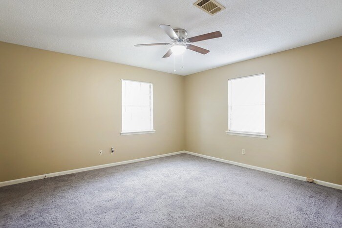 Building Photo - 20 Single Oaks Dr