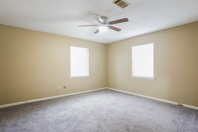 Building Photo - Charming Sherwood Home