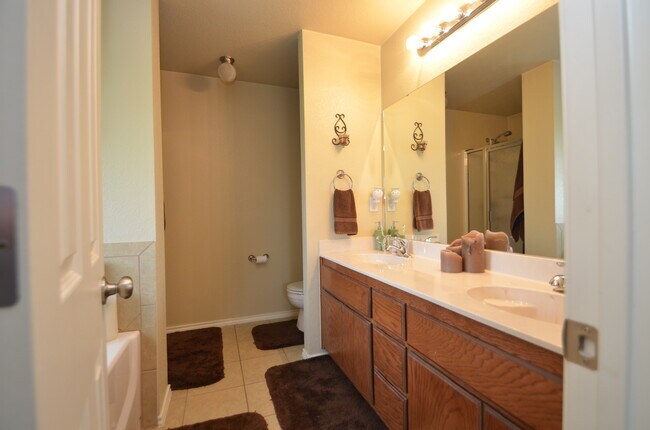 Building Photo - Gorgeous 3 bedroom 2 bath home in desired ...