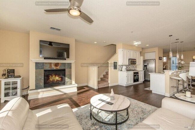 Building Photo - Elegant-Ideally located-Windsor Green End ...