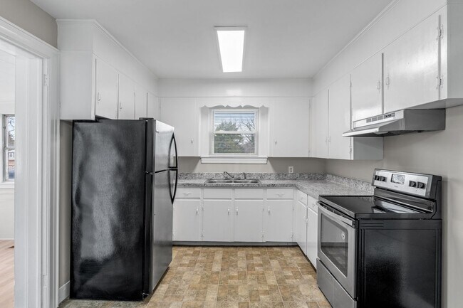 Building Photo - SW, Large Brick Two Bedroom PLUS Two Sun-Rooms, Hardwoods, LR & Separate DR, Fire Place!