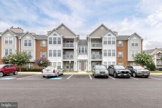 Building Photo - Stunning 2bd 2bth Penthouse-Level Condo in...