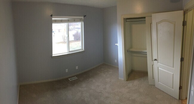 Building Photo - Spacious Home w 2 attached 2 car garage