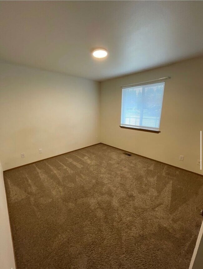 Building Photo - 2 bed 1 bath Duplex (corner lot)