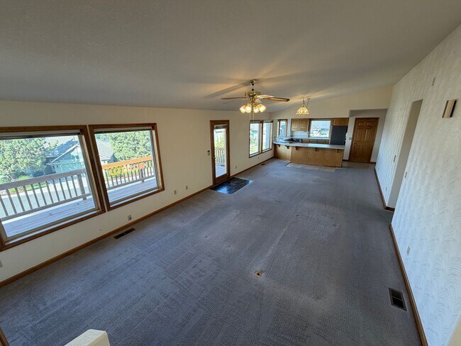Building Photo - 3405 SW Hillcrest Dr