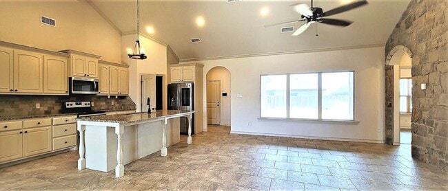 Building Photo - SPACIOUS 3/2/2 HOME CLOSE TO THE MEDICAL DISTRICT AND TEXAS TECH