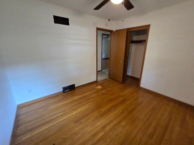 Building Photo - Beautiful 4 bedroom behind the Golf Coarse