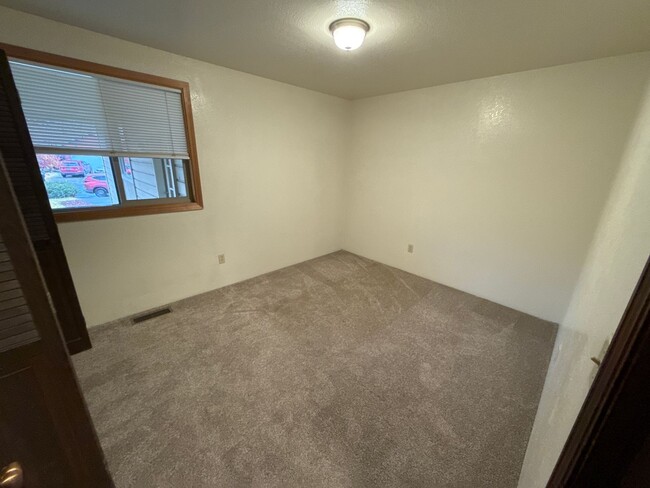 Building Photo - NE 3 Bdrm, 2 Bath House, All Appliances, W...