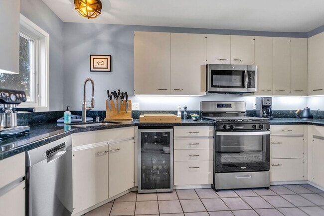 Building Photo - Gorgeous ocean view home at Windansea Beach!