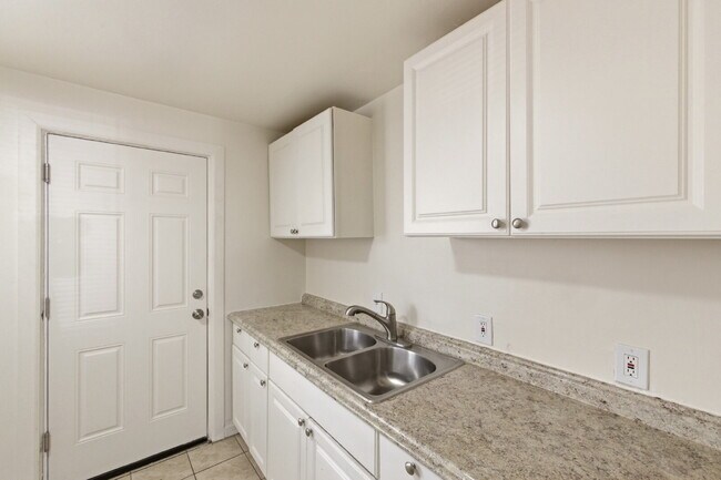 Building Photo - Remodeled 1 Bedroom 1 Bathroom with Easy Access  to Aurora Central and Downtown Denver!