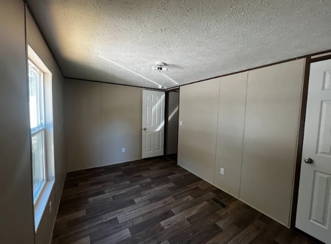Building Photo - 7017 Silver Lake Dr