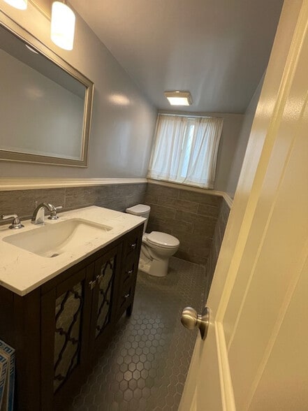 Building Photo - Room in House on Vanderbilt Ln NW