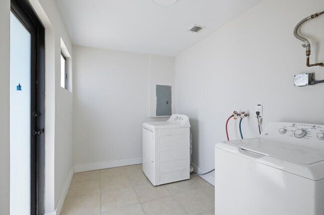 Building Photo - 1522 NW 41st St