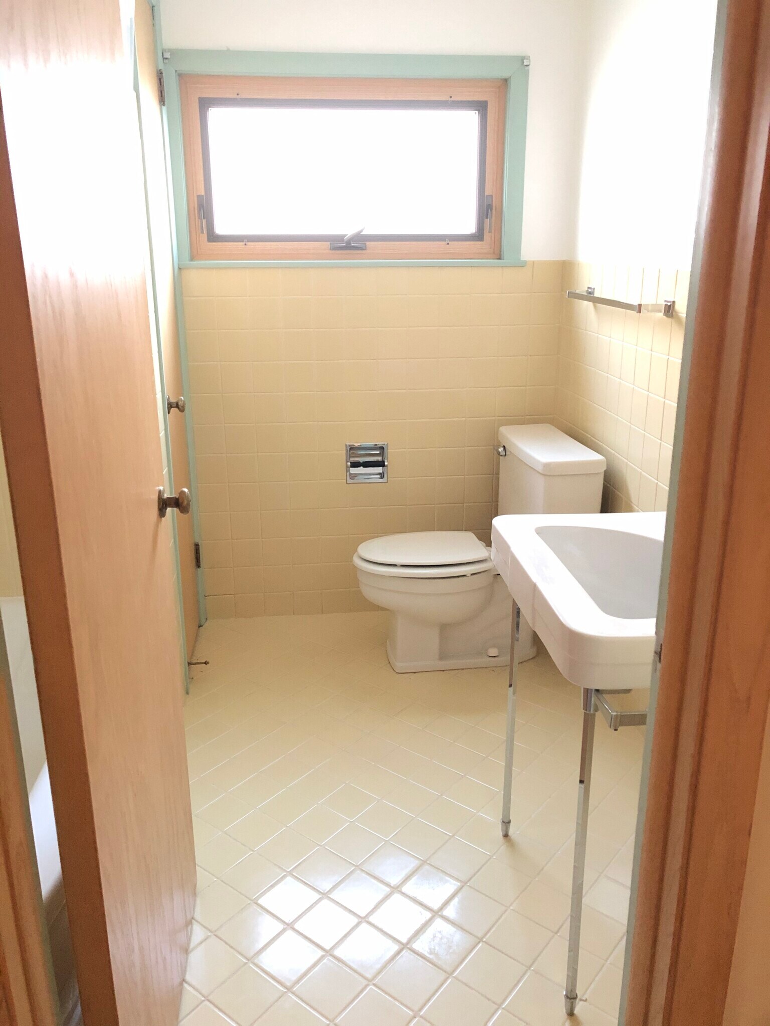 Full bathroom (2nd floor) - 8747 Parkview Ct
