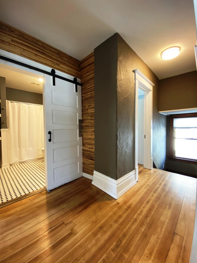 Building Photo - 313 4th Ave NW