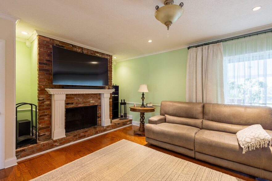 Building Photo - 615 Valle Vista Dr