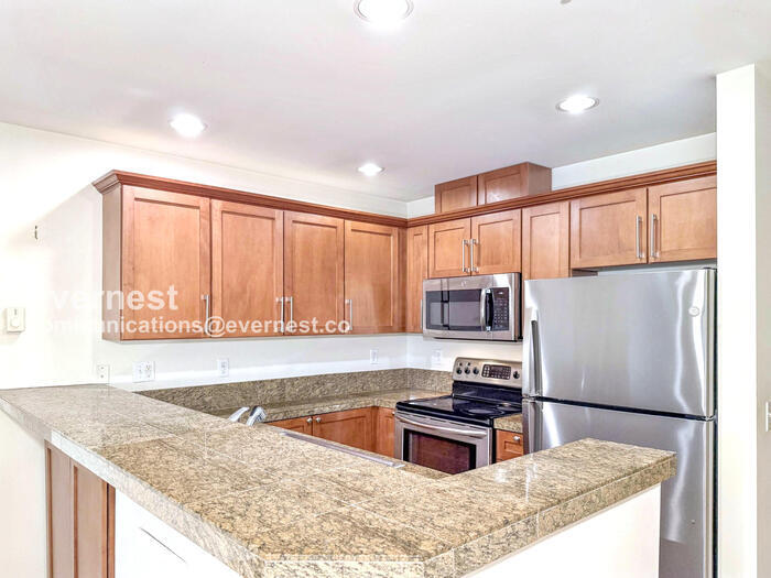 Building Photo - 133 Queen Anne Ave N