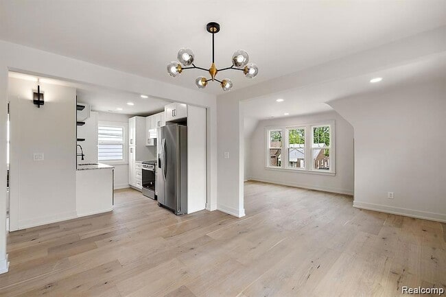 Building Photo - 310 E Harry Ave