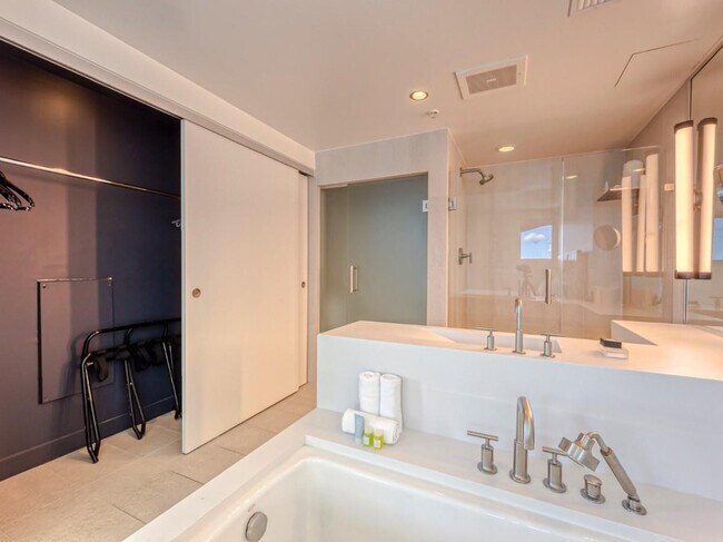 Building Photo - 3101 Bayshore Dr