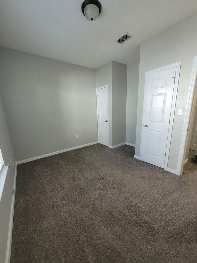 Building Photo - Newly renovated Three Bedroom Townhouse