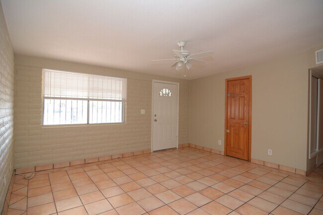 Building Photo - Charming 2 Bedroom 1 Bath Home! Great South Tucson Location!