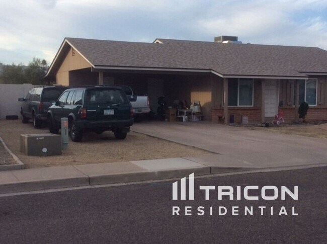 Building Photo - 2153 E Claire Dr