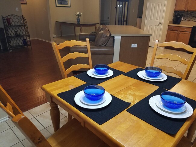 Bfast Table +Two Dining Areas - 130 Easy St