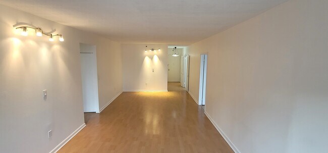 Building Photo - 45 River Dr S