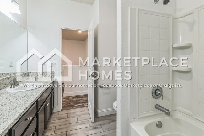 Building Photo - 2426 Valdes Dr