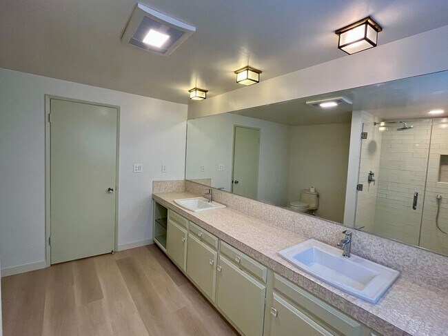 Building Photo - 16641 Park Ln Cir