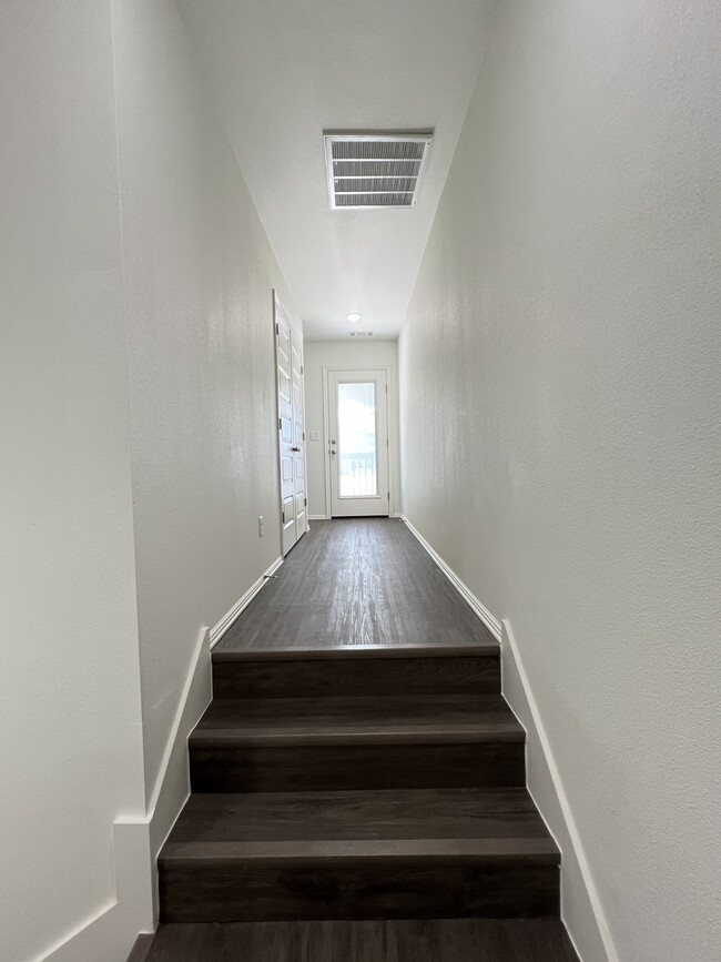 Building Photo - 1018 S Benchmark Ln