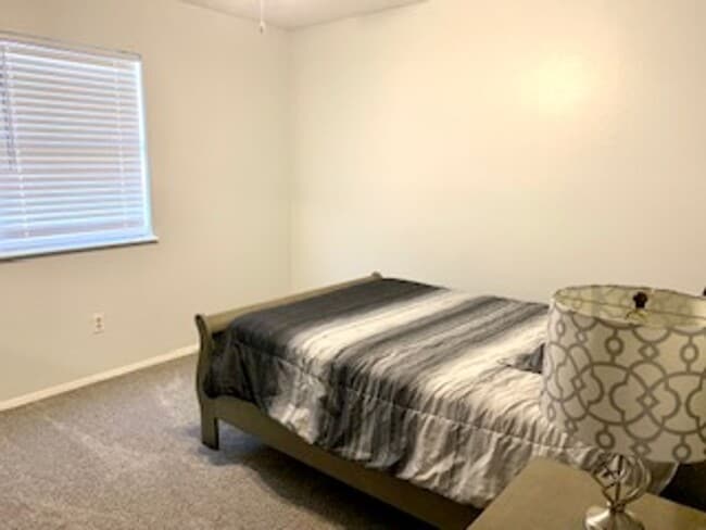 Building Photo - Beautiful  3 bedroom, 2 bath home with 2 c...