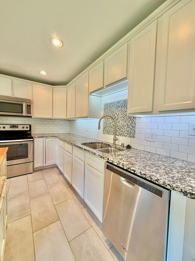 Building Photo - 3339 Sutherland Dr