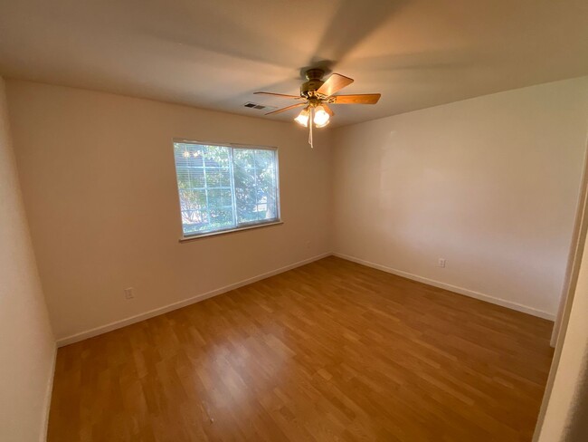 Building Photo - NE Visalia home available now!