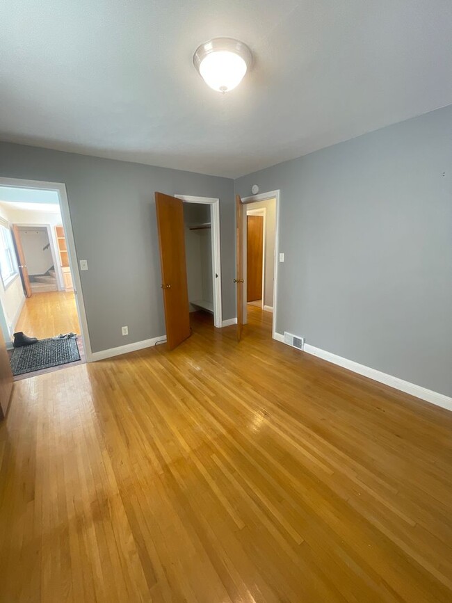 Building Photo - SHORT TERM LEASE TO MAY - 3 Bedroom, 2 Bat...