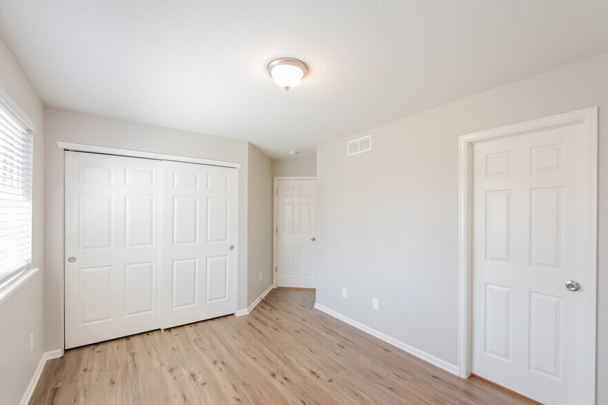 Building Photo - 2444 E 139th Pl