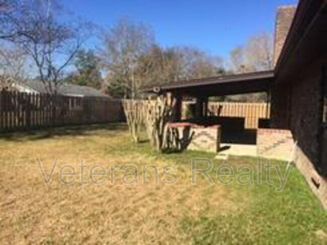 Building Photo - 2135 Baywood Dr