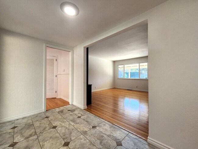 Building Photo - Charming Single Family Home Located in Sou...