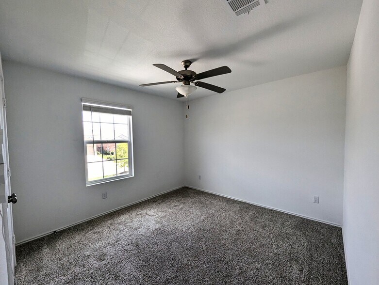 Building Photo - 1005 Bluewood Bend