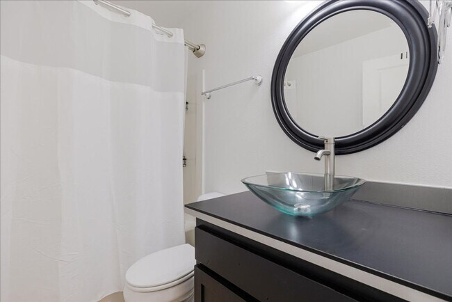Building Photo - Crisp, Updated Townhome Near Nike & Shopping