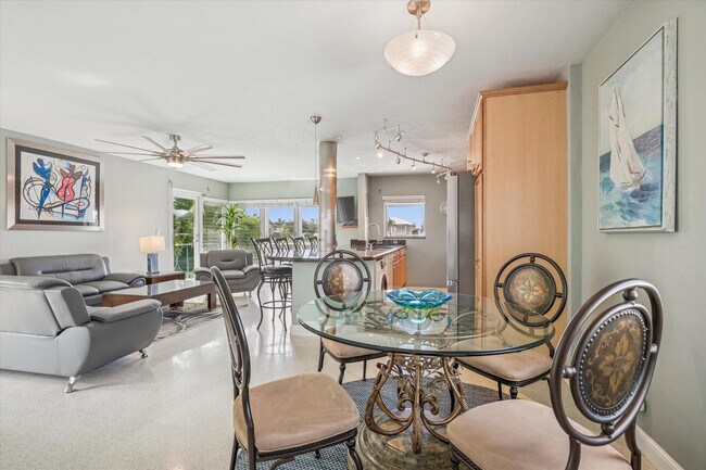 Building Photo - 561 Bayshore Dr