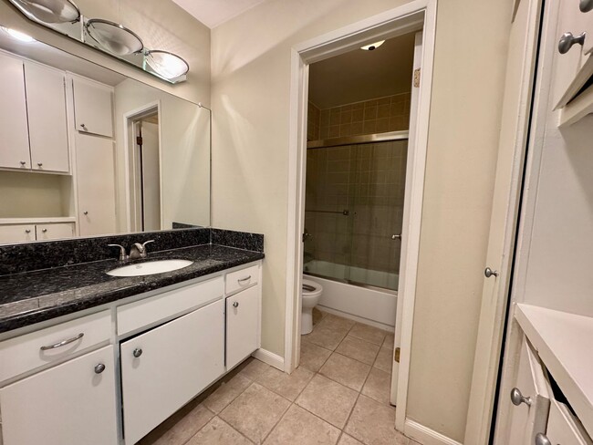 Building Photo - Prime West Hollywood location within a close proximity to everything!