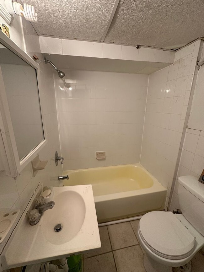 Building Photo - Beautiful renovated 4 bed, 2 full bath