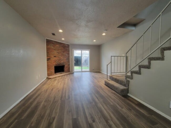 Building Photo - 2 BEDROOM TOWNHOME IN DALLAS****