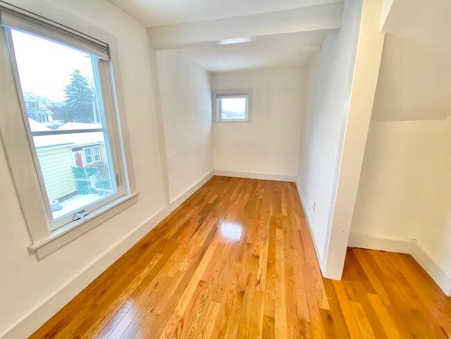 Building Photo - 69 Russell St